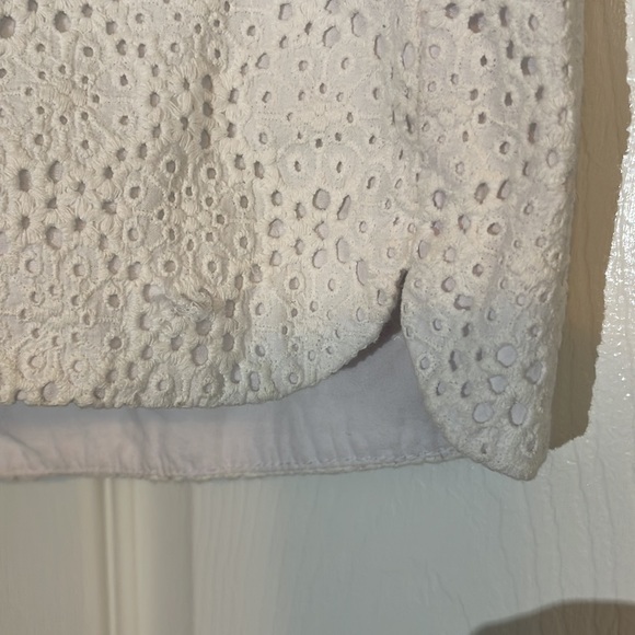 Lilly Pulitzer white eyelet shorts. Size 2. Super cute. Gold shiny button - Picture 3 of 14